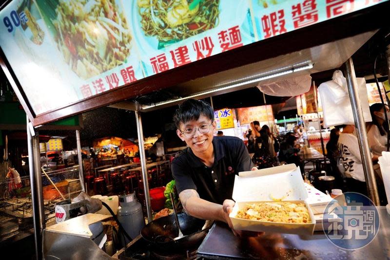 李暟䔗在疫情期間創立「峇馬來炒飯」餐車，道地風味與絕佳炒功，平均一個晚上可賣出破百份餐點。