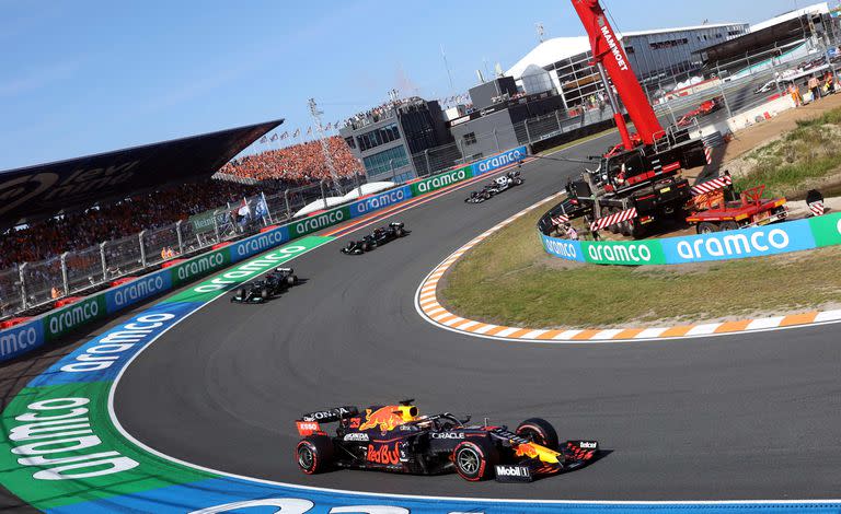 Max Verstappen, lidera la carrera en el circuito de Zandvoort