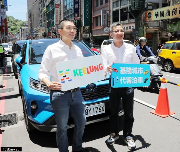 市府推動「城市代客泊車」服務，謝國樑市長親自駕車體驗，並期透過便捷運輸接駁服務，免除遊客等候假日停車一位難求的問題。（記者王世明攝）