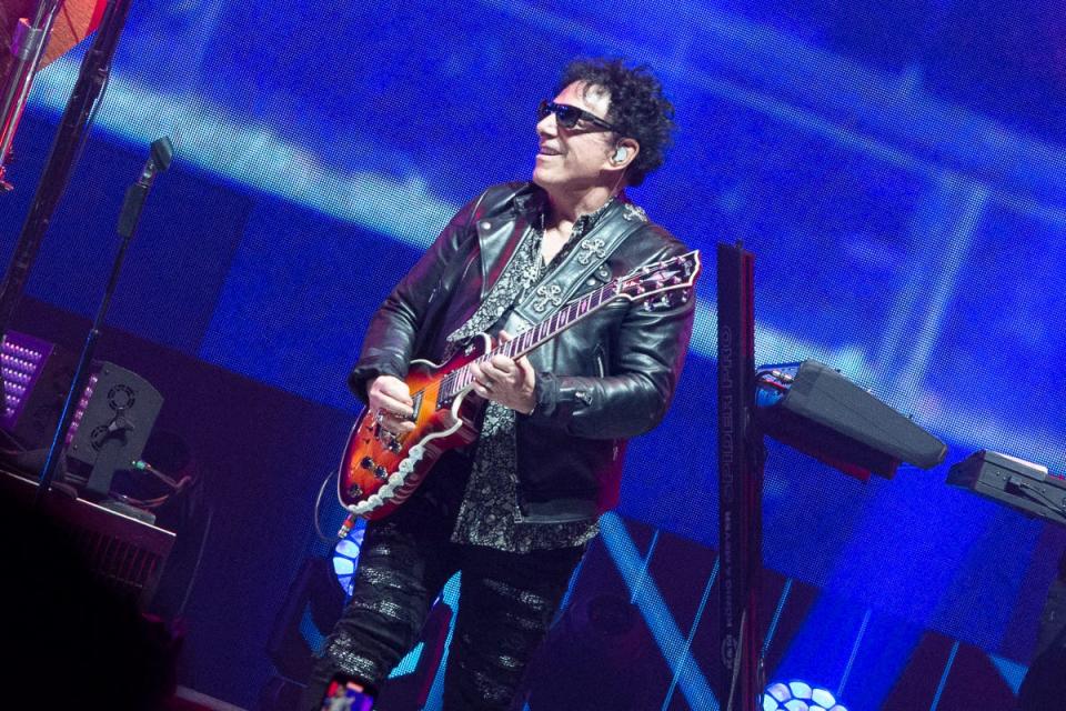 Neal Schon shined as Journey's guitarist.