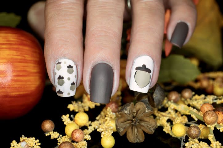 18) Acorn Thanksgiving Nails