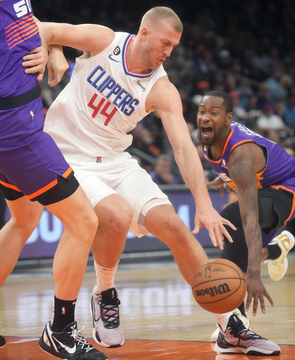 Feb 16, 2023; Phoenix, Arizona, USA; Phoenix Suns guard Terrence Ross (8) defends  Los Angeles Clippers center Mason Plumlee (44) at Footprint Center. 