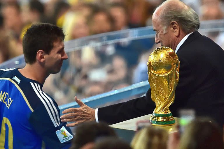 Nunca tan cerca, física y metafóricamente; Messi saluda a Joseph Blatter, entonces presidente de FIFA, tras perder la final del Mundial Brasil 2014 a manos de Alemania.