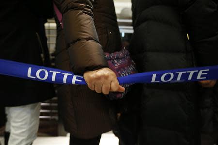 Customers wait in a line to apply for their credit cards to be reissued at Lotte Card's main office in Seoul January 21, 2014. REUTERS/Kim Hong-Ji