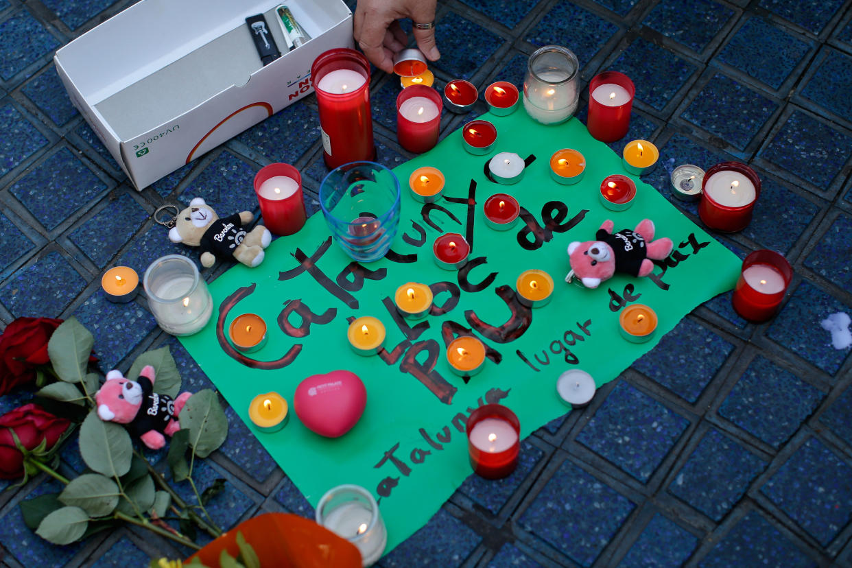 Spanien gedenkt der Opfer des Terroranschlags in Barcelona. Doch Angst findet man auf den Straßen kaum – dafür viel Liebe und Mitgefühl. (Bild: AP Photo/Manu Fernandez)