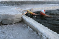 <p>Ein Mitglied eines Eisschwimmerklubs von Harbin in der chinesischen Heilongjiang-Provinz steigt aus einem aufgeschnittenen Stück des gefrorenen Songhua-Flusses. (Bild: Reuters/Tyrone Siu) </p>