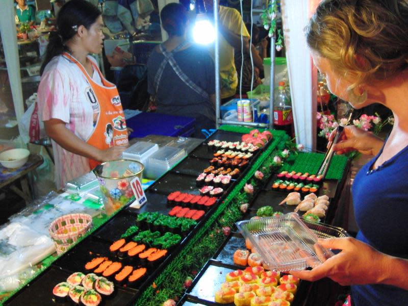 Alles so schön bunt hier: Auf dem Nachtmarkt von Krabi kann man einiges entdecken - man muss sich nur trauen. Foto: Tobias Schormann