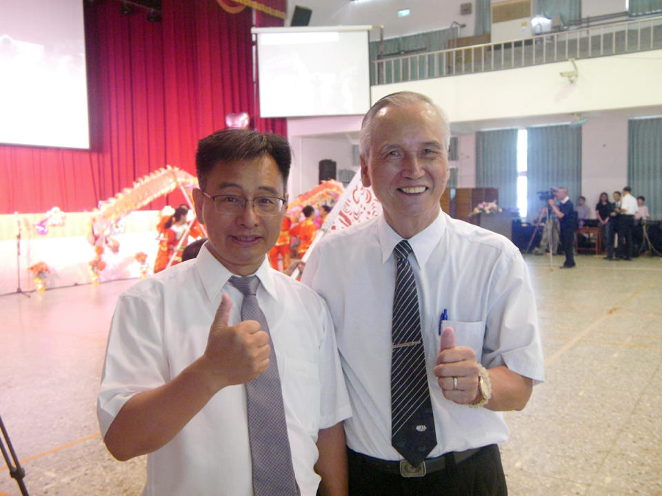 旭光高中校長何光明(左)表示，我們看到校園裡新芽綻放，到處充滿生機，右為921時任職炎峰國小校長的許昆龍。