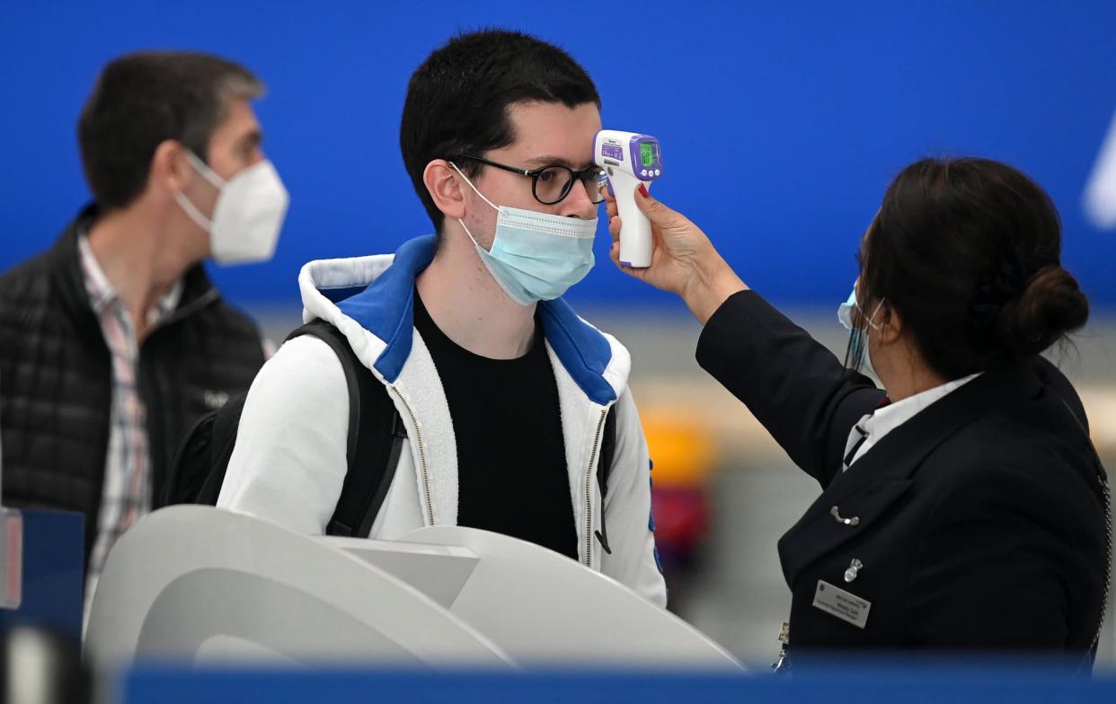 Prise de température à l'aéroport, 10 juillet 2020 - Daniel Leal-Olivas