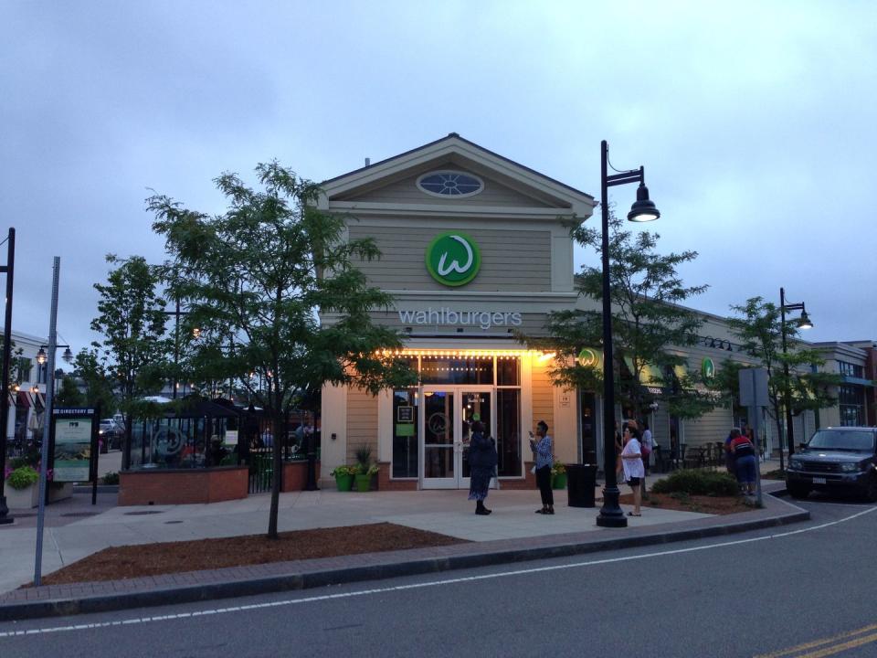 32) Open: Wahlburgers