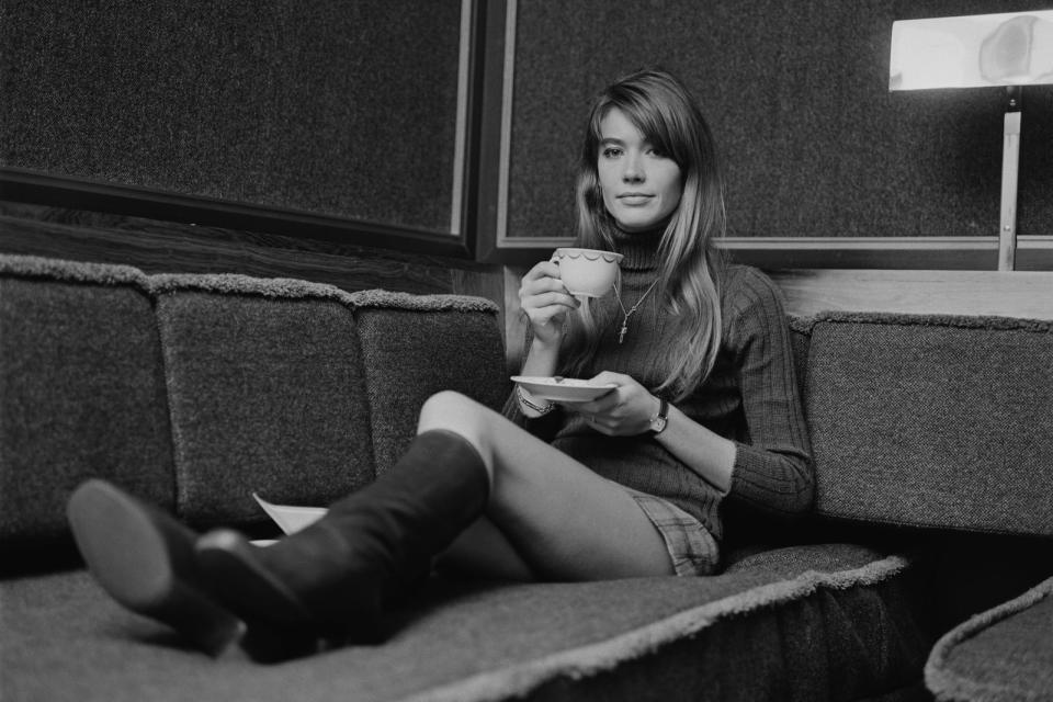 "Yéyé" hieß das herzerfrischende französische Pop-Genre, in dem Françoise Hardy große Erfolge feierte. Ebenso wie für ihre charmanten Chansons war die Pariserin bekannt für ihren Stil. Oft war sie in Jeans und Lederjacke zu sehen. (Bild: Dove/Daily Express/Getty Images)