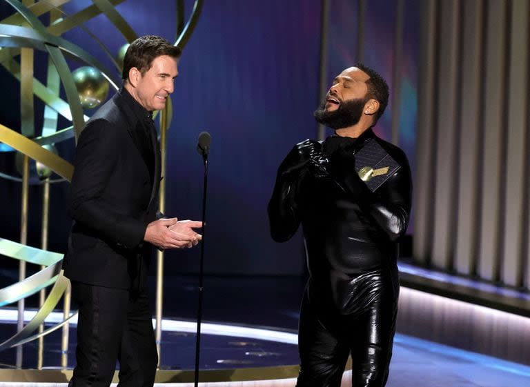 Anthony Anderson junto a Dylan McDermott, en uno de los momentos más divertidos de la ceremonia