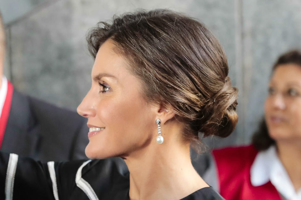 <p>La reina Letizia es toda una experta en recogidos, un peinado que disimula el pelo sucio y tampoco te robará mucho tiempo una vez que sepas cómo hacerlos. (Foto: Gtres). </p>