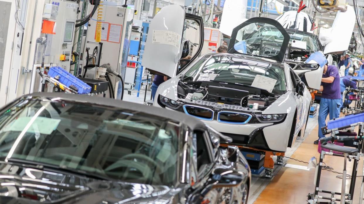 Mitarbeiter im BMW-Werk Leipzig arbeiten in der Montage des i8.