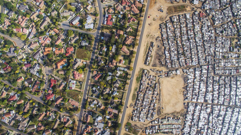 <p>Debido al Apartheid, en Sudáfrica se hace más evidente la diferencia entre vecindarios ricos y pobres. Esto es Johannesburgo desde el cielo. (Foto: Twitter / @UnequalScenes). </p>