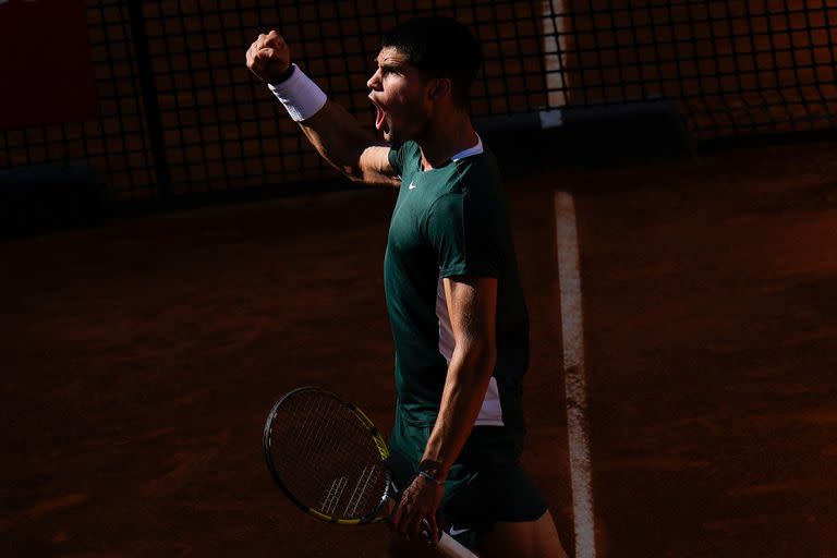 El futuro llegó: 24 horas después de vencer a Nadal, Carlos Alcaraz venció a Djokovic y avanzó a la final de Madrid. 