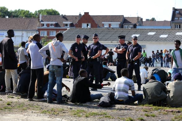 Calais mayor threatens to block port over immigrants