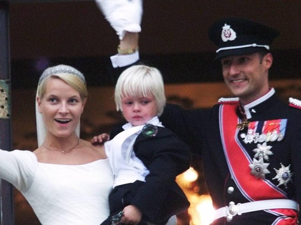 Kronprinzessin Mette-Marit mit Sohn Marius und Kronprinz Haakon von Norwegen am 25. August 2001. (Bild: imago/TT)
