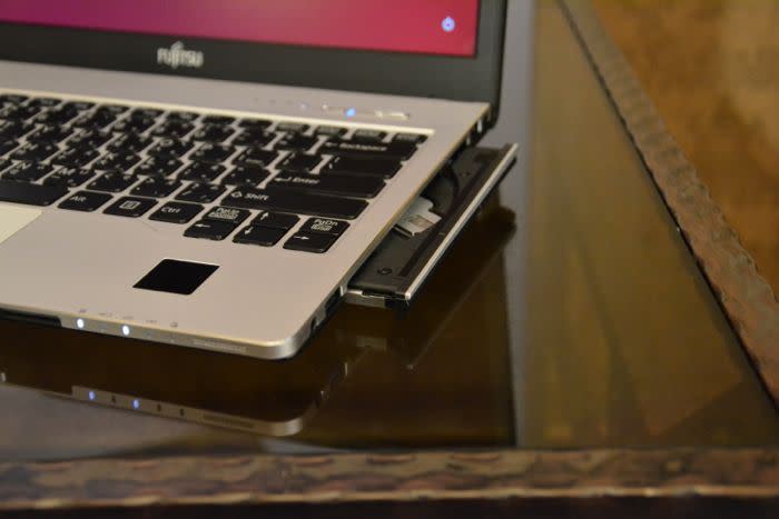 富士通FUJITSU推出最新掌紋辨識筆電 不止安全還超耐摔!