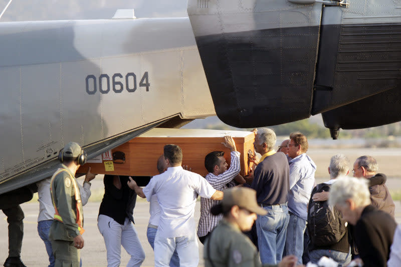 Los restos del piloto Pablo Chiossone cuando llegaron a Venezuela | Foto: Alcides Gutiérrez y Misael Castro (Cortesía La Prensa de Lara)