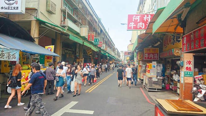 全台連兩天確診數破千，台南市知名美食街區國華街16日仍有不少逛街人潮，但旅宿業者估計遊客數約少了兩成。（程炳璋攝）