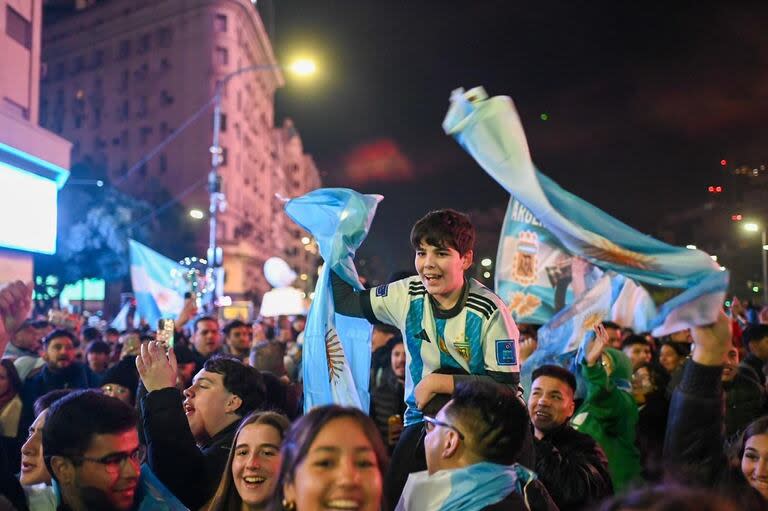 Euforia en el Obelisco, tras el triunfo de la selección frente a Colombia