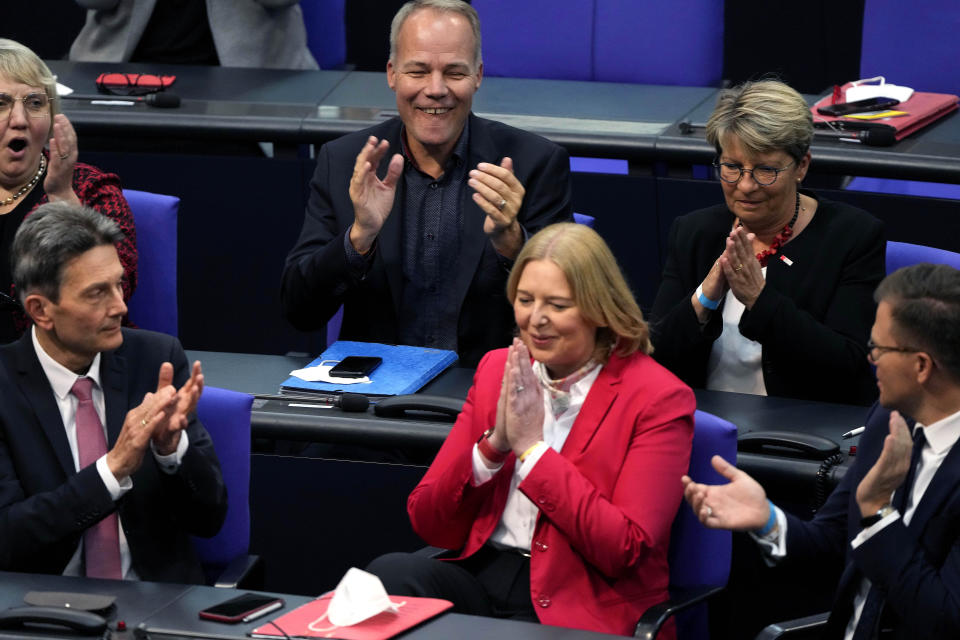 Baerbel Bas, center, reacts after she was elected new parliament president during the first plenary session of the German parliament Bundestag after the elections, Berlin, Tuesday, Oct. 26, 2021.(Photo/Markus Schreiber)