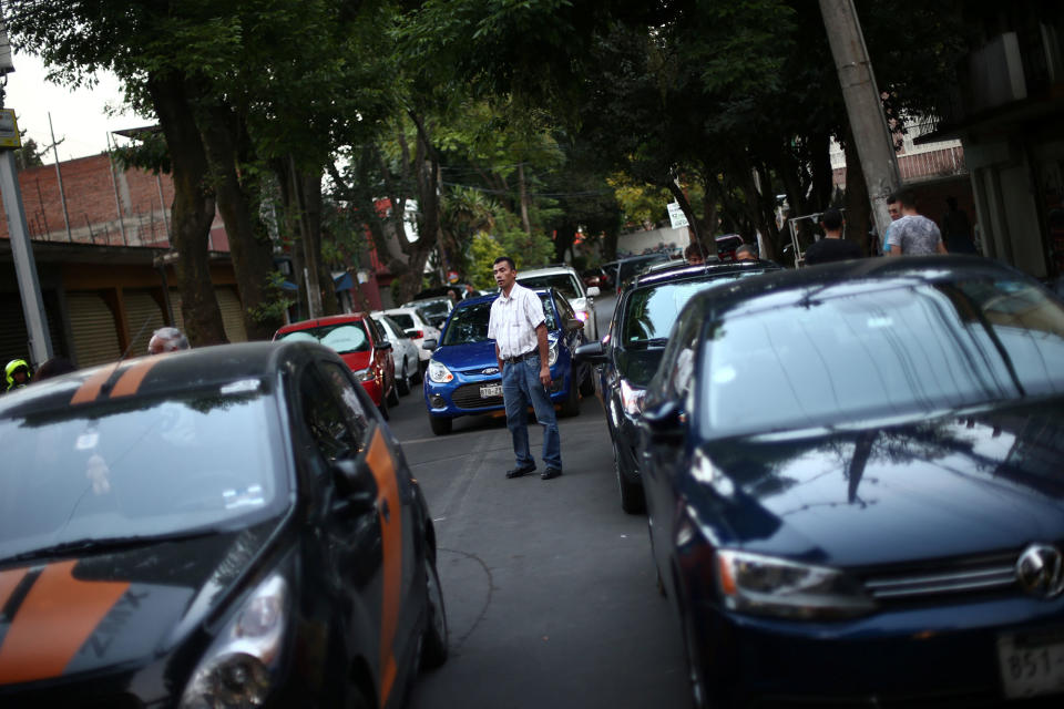 <p>A man stands between cars after an earthquake shook buildings in Mexico City, Mexico, Feb.16, 2018. (Photo: Edgard Garrido/Reuters) </p>