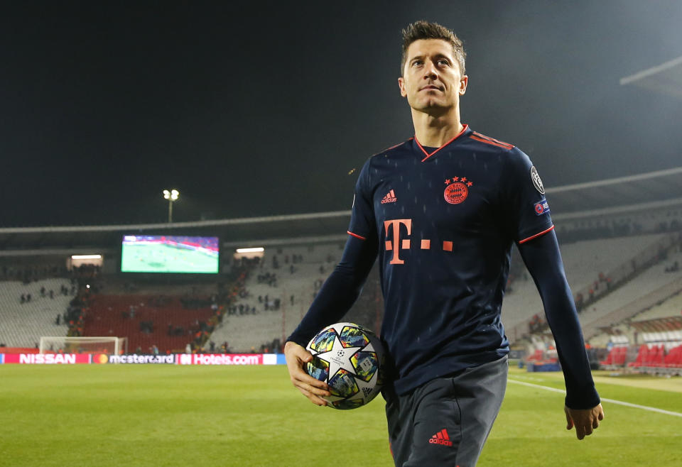 BELGRADE, SERBIA - NOVEMBER 26: Robert Lewandowski of FC Bayern Munich celebrates with the match ball following his four goals during the UEFA Champions League group B match between Crvena Zvezda and Bayern Muenchen at Rajko Mitic Stadium on November 26, 2019 in Belgrade, Serbia. (Photo by Srdjan Stevanovic/Getty Images)