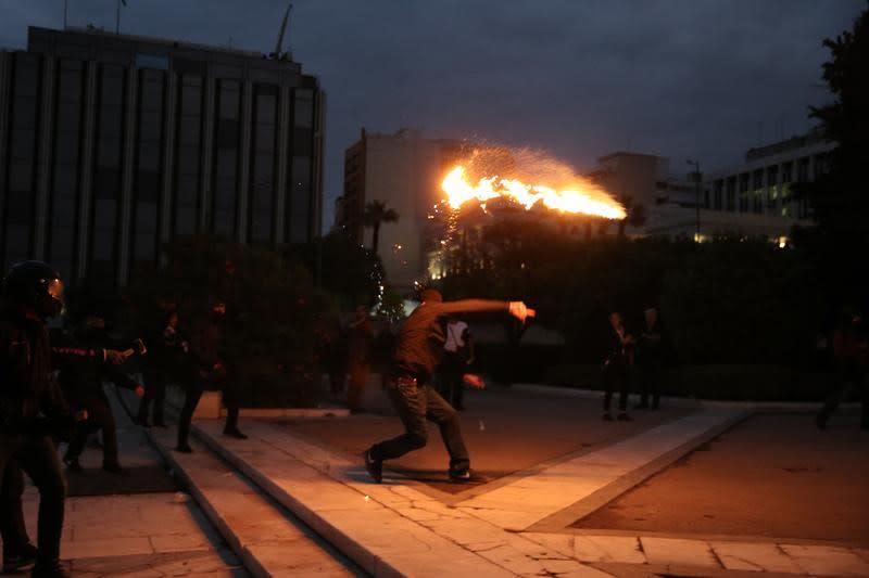 La police grecque a fait usage de gaz lacrymogènes contre des manifestants rassemblés jeudi aux abords du parlement dans le centre d'Athènes, au moment où les députés débattaient d'un projet de nouvelles coupes dans les dépenses publiques, réclamées par les créanciers internationaux de la Grèce en échange d'une aide financière. /Photo prise le 18 mai 2017/REUTERS/Costas Baltas