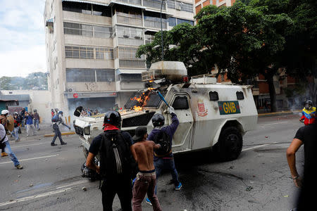 Opposition supporters clash with riot police during a rally against President Nicolas Maduro in Caracas, Venezuela, May 3, 2017. REUTERS/Carlos Garcia Rawlins