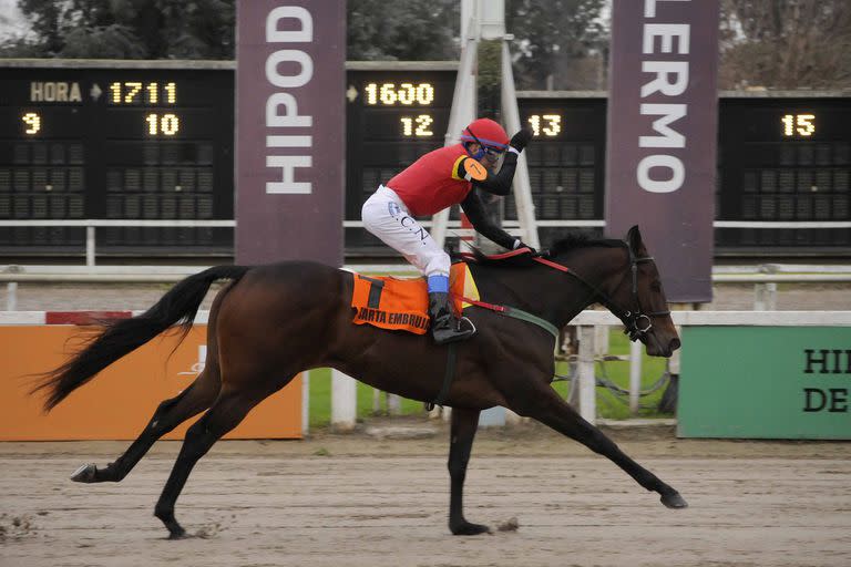 Carta Embrujada logró su tercera victoria en cuatro carreras y Juan Noriega, su jockey, festejó con su clásico meneo cuartetero de su mano derecha.