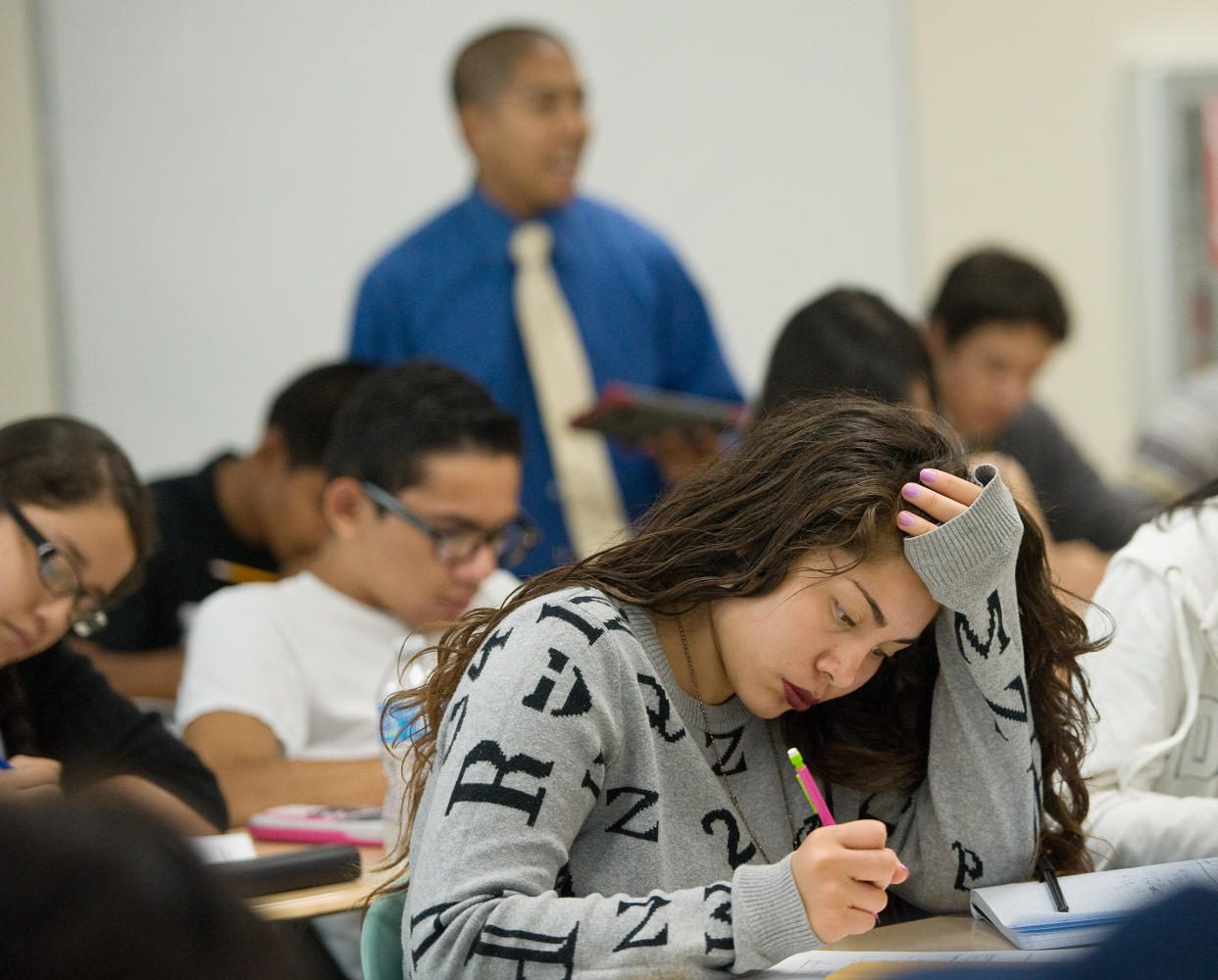 SANTA ANA, CA - SEPTEMBER 09: Jasmin Canada, 17, a senior at Godinez Fundamental High School in Santa Ana, works a math problem while teacher John Ninofranco, in back, instructs her AP Calculus class.



///ADDITIONAL INFORMATION:   √ê MINDY SCHAUER, ORANGE COUNTY REGISTER √ê

shot 090914

ap.santaana.0910

Santa Ana schools are trying to increase scores and performance in Advanced Placement classes by teaming with The College Board. Godinez High School teacher John Ninofranco teaches his  AP Calculus class. (Photo by Mindy Schauer/Digital First Media/Orange County Register via Getty Images)