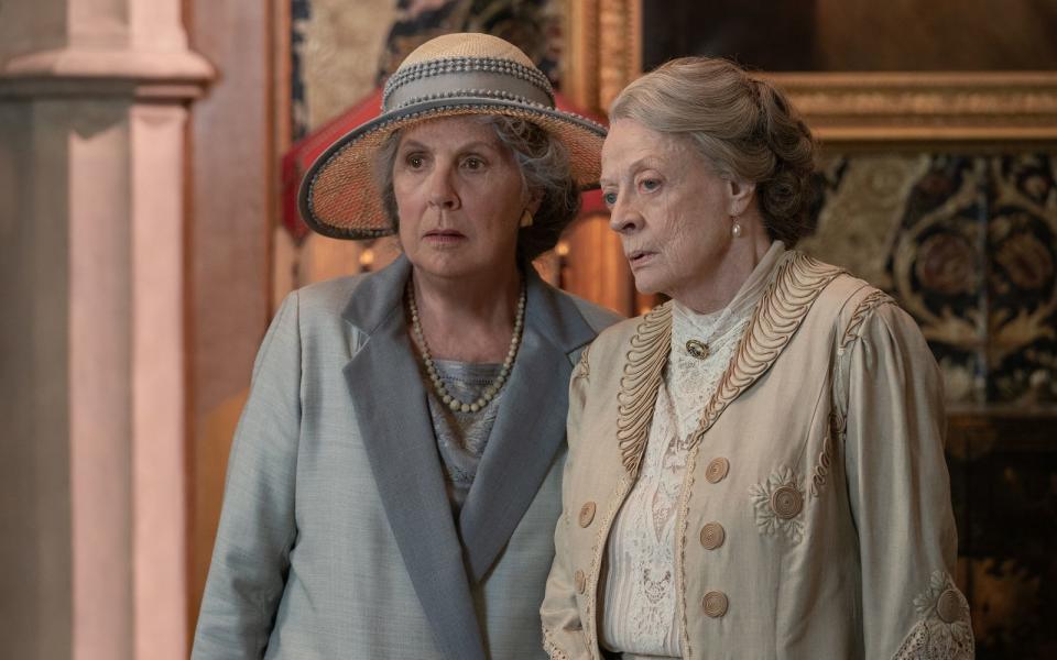 Lady Grantham (Maggie Smith, rechts) hat eine Villa an der Côte d'Azur geerbt. Doch darüber, wie sie zu diesem Erbe kam, hüllt sie sich in Schweigen. (Bild: 2022 Focus Features/Ben Blackall)