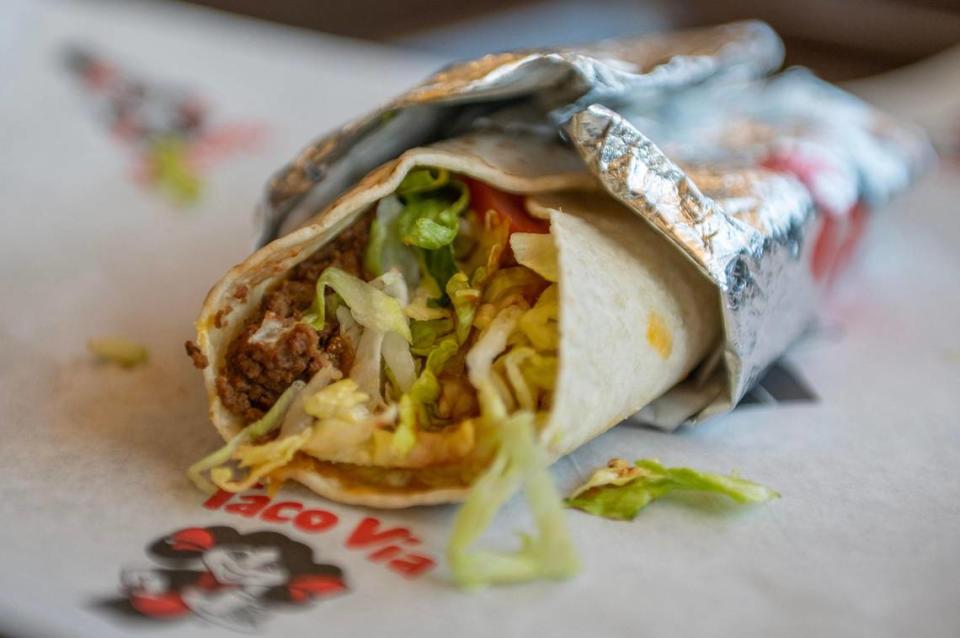 El Sancho, platillo de Taco Via, en Overland Park, es uno de los favoritos del actor Jason Sudeikis cuando visita su ciudad natal. La tortilla de harina está rellena de carne, queso, lechuga, tomate y salsa de taco casera.