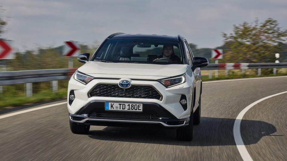 Obwohl der Toyota RAV4 noch einen Benziner an Bord hat, bietet er das Fahrgefühl eines reinen Stromers.