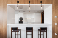 <p>Das moderne Penthouse hat eine voll ausgestattete Profi-Küche, eine Theke und schicke hängende Lampen.<br>Hayes Davidson </p>