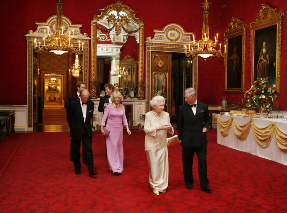 Für die königliche Familie, hier bei einer Gala zu Charles' 60. Geburtstag, ist formelle Kleidung kein Fremdwort, und sie tragen sie sogar an Heiligabend. (Getty Images)