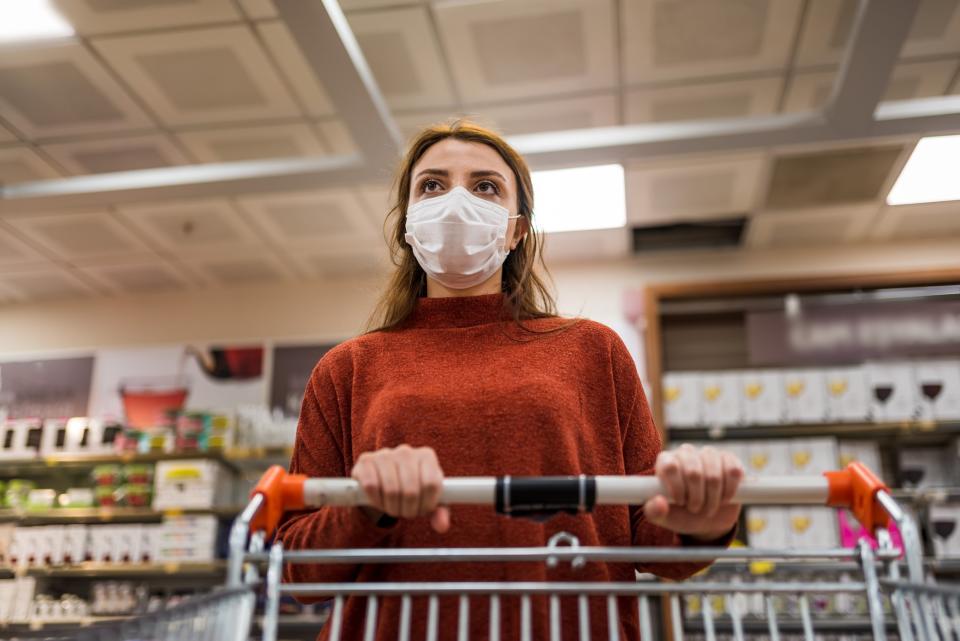 Kommt vielleicht wieder die Maskenpflicht im Einzelhandel? (Symbolbild) - Copyright: Getty Images/ Isa Özdere / EyeEm