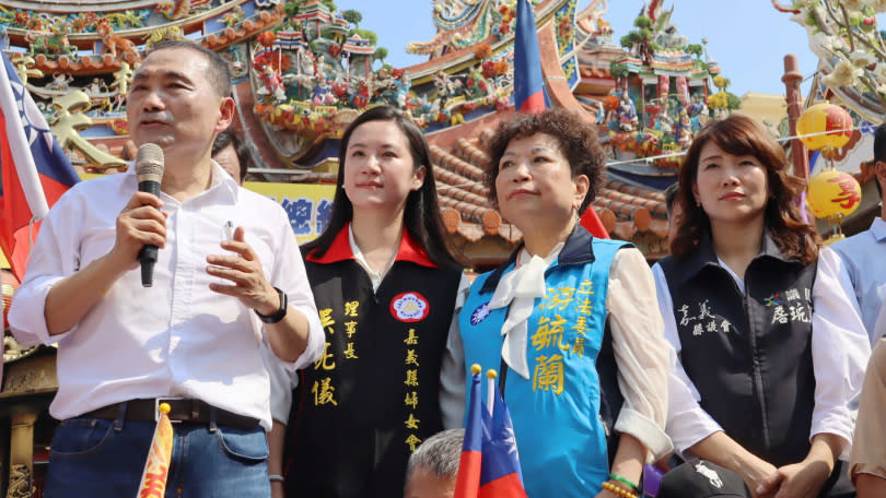  國民黨總統參選人侯友宜（左一）7月回到故鄉嘉義縣拜票，黨籍縣議員詹琬蓁（右一）、嘉義縣婦女會理事長吳亮儀（左二）同框助選，但兩人幾乎零互動。（圖／報系資料照）