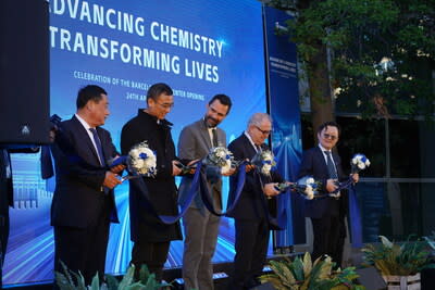 From left to right respectively are: Mr. Bao Hua, the Chairman from Administrative committee of Yantai Economic and technological development area; Mr. Hu Aimin, the Consul General of Chinese consulate in Barcelona; Mr. Roger Torrent Ramio, the Minister of Business and Labor from the government of Catalonia; Mr. Jordi Valls Riera, the Deputy Mayor of Barcelona city consul; Dr. Hua Weiqi, the Executive Vice Presisdent from Wanhua Chemical.