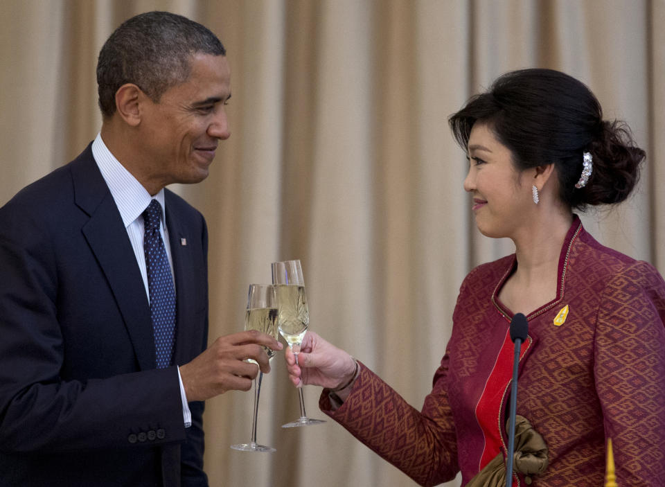 U.S. President Barack Obama, left, and Thai Prime Minister Yingluck Shinawatra toast during an official dinner at Government House in Bangkok, Thailand, Sunday, Nov. 18, 2012. (AP Photo/Carolyn Kaster)