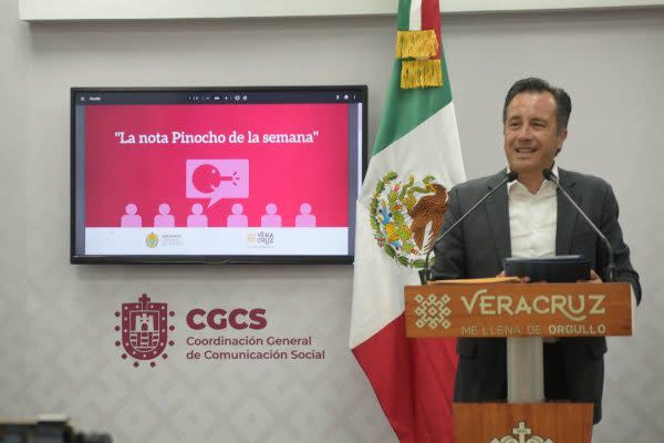 Cuitláhuac García presentó una nueva sección dentro de sus conferencias ante medios de comunicación llamada “La nota Pinocho de la semana”. | Foto: gobierno de Veracruz
