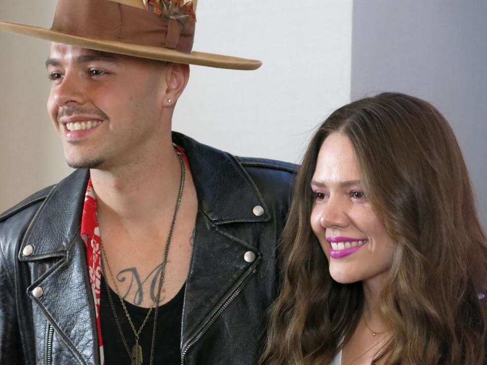 Jesse Huerta, izquierda, y Joy Huerta, de Jesse & Joy, posan durante una conferencia de prensa en la Ciudad de México el viernes 17 de febrero de 2017. El dúo mexicano-estadounidense, que ganó su primer Grammy por el álbum “Un besito más”, se presentará en el homenaje a Juan Gabriel el 18 de febrero de 2017 en Toluca, México. (Foto AP/Berenice Bautista)