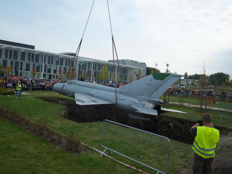 Roger Hiorns buried an aeroplane in Prague (Roger Hiorns)