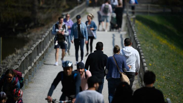 13.04.2020, Baden-Württemberg, Stuttgart: Menschen gehen am Bärensee, einem beliebten Ausflugsziel, spazieren. Um die Ausbreitung des Coronavirus zu verlangsamen gilt eine Kontaktsperre. Foto: Sebastian Gollnow/dpa +++ dpa-Bildfunk +++ Foto: dpa