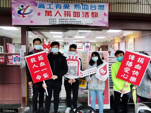 基隆市救國團慶祝青年節活動，首波「熱血基隆，公益傳愛」熱情登場；青年學生代表及義工前往除挽袖捐血外，也上街頭號召民眾踴躍捐血。（記者王世明攝）