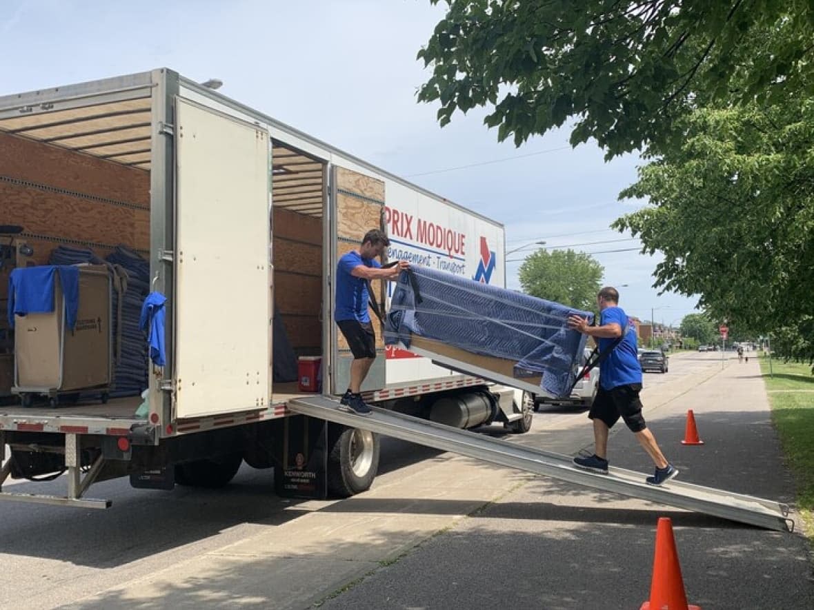 Shelter Movers Montreal is a volunteer service that offers free moving and storage services to help women and children escape violence. (Radio-Canada - image credit)