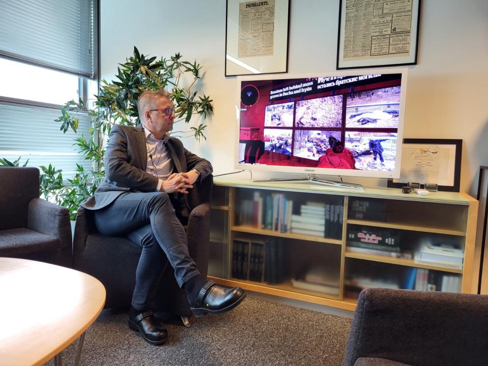 2023年5月2日，《赫爾辛基日報》總編輯穆卡受訪，螢幕上可看見該報社為了向俄國人傳遞戰爭資訊而在電玩《絕對武力》（CS）裡設計的密室。路透社