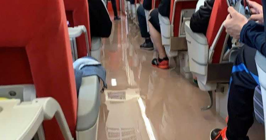 法委員江永昌今早接獲民眾爆料，指台鐵普悠瑪車廂有漏水、積水。（圖／江永昌辦公室提供）